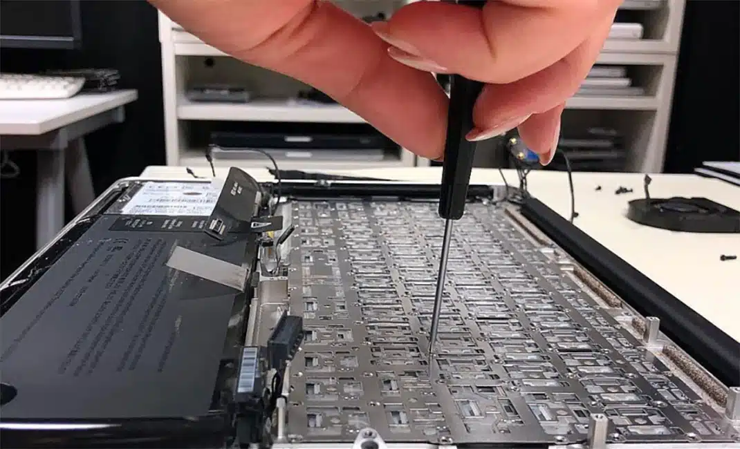 Macbook Pro A1989 klavye değişimi