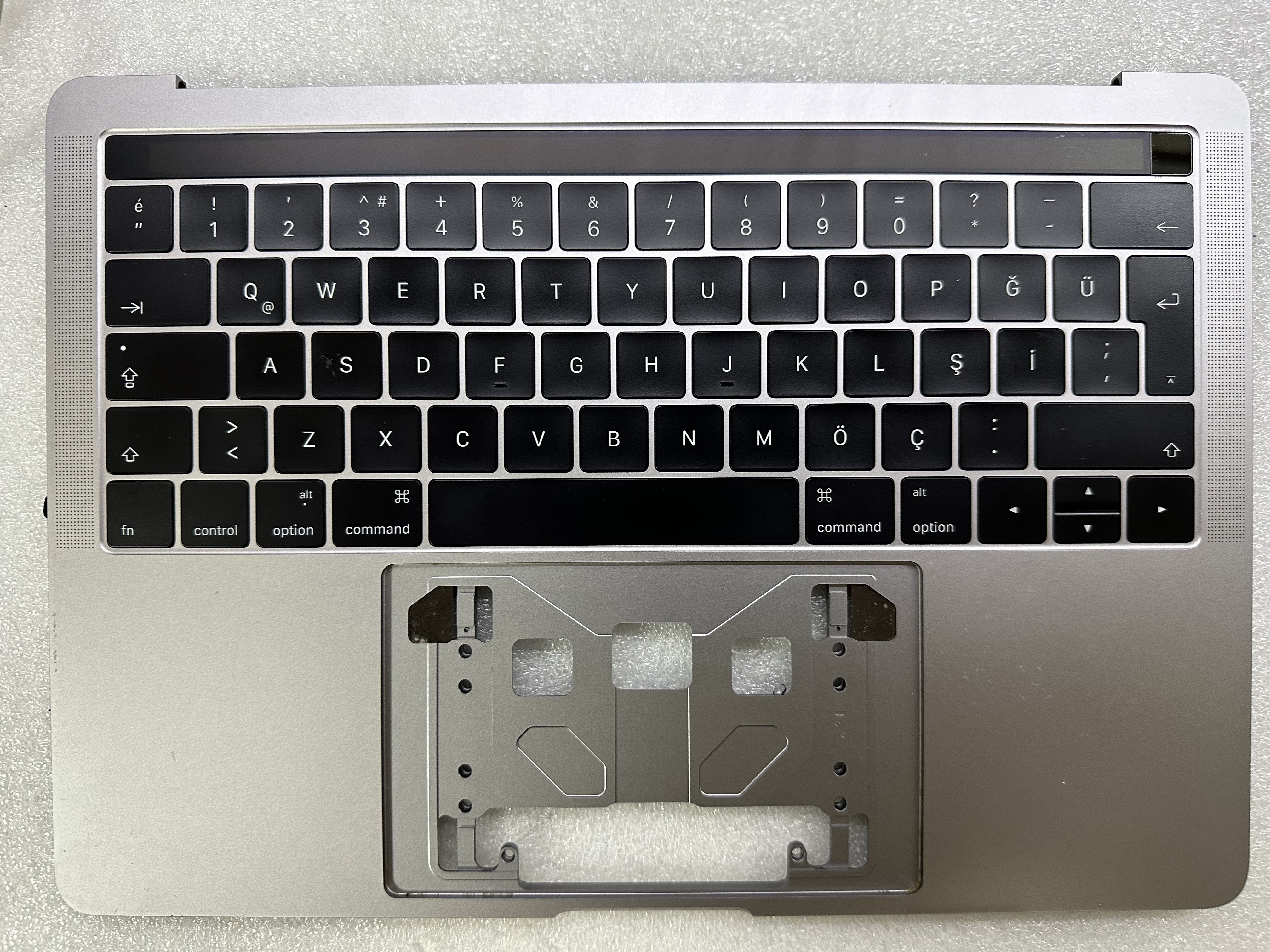 MacBook Pro A1706 Klavye ve Top Case Değişimi 